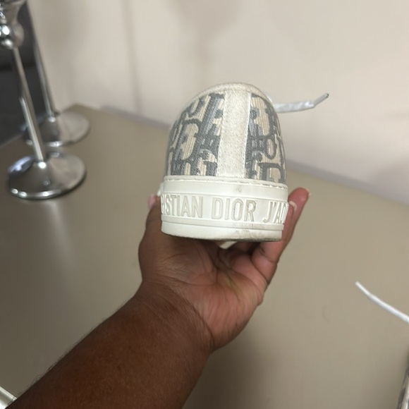 Walk'n'Dior Sneaker
Stone Gray Dior Oblique Embroidered Cotton - Picture 3 of 7